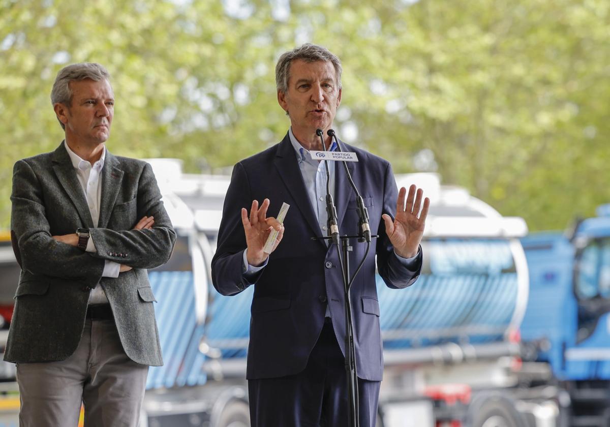 Alberto Nuñez Feijóo y Alfonso Rueda tras visitar las instalaciones del 112 en Galicia