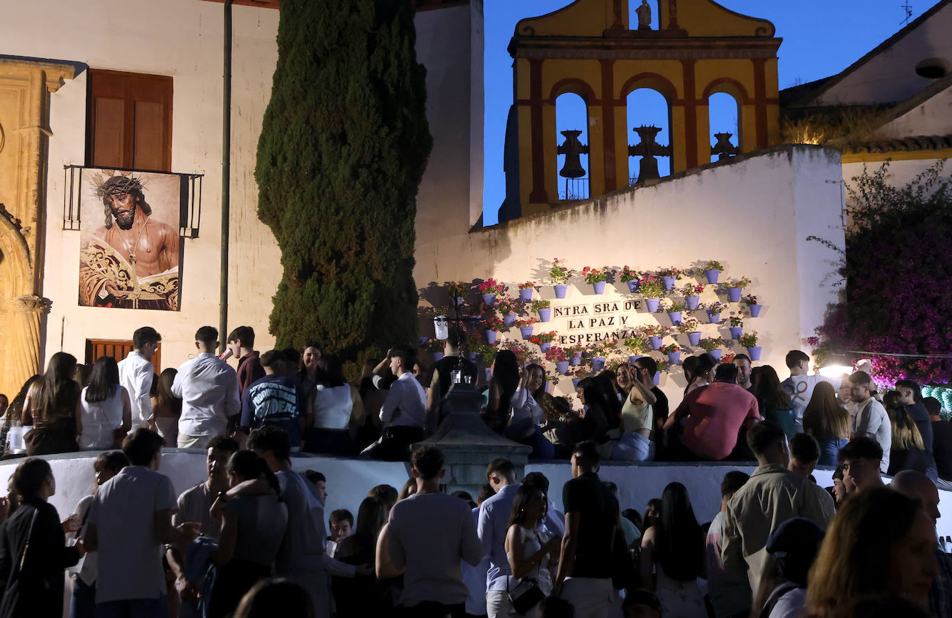 El ambiente nocturno en las Cruces de Mayo en Córdoba, en imágenes
