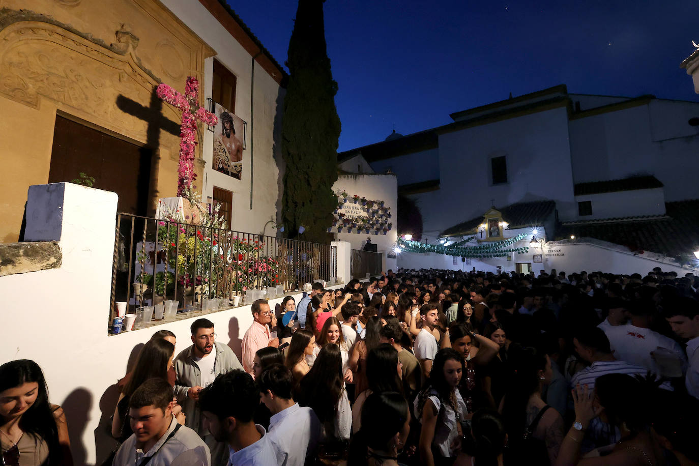 El ambiente nocturno en las Cruces de Mayo en Córdoba, en imágenes