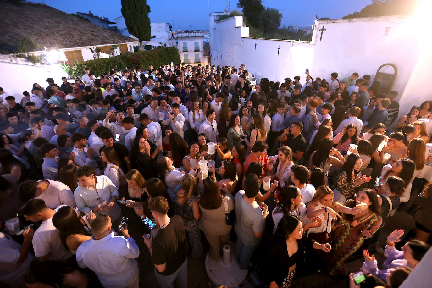 El ambiente nocturno en las Cruces de Mayo en Córdoba, en imágenes
