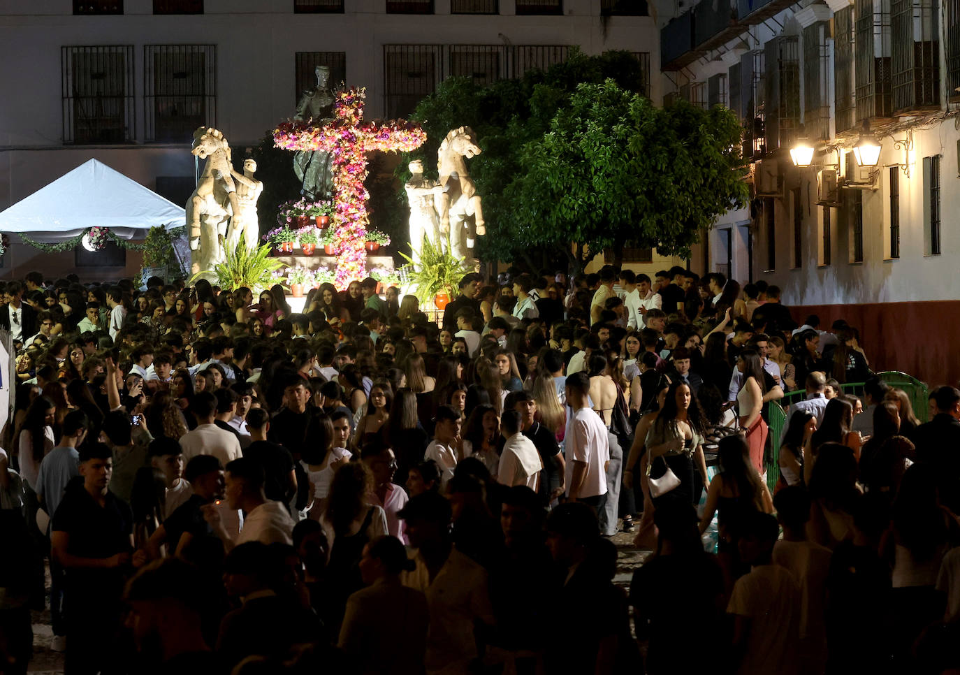 El ambiente nocturno en las Cruces de Mayo en Córdoba, en imágenes
