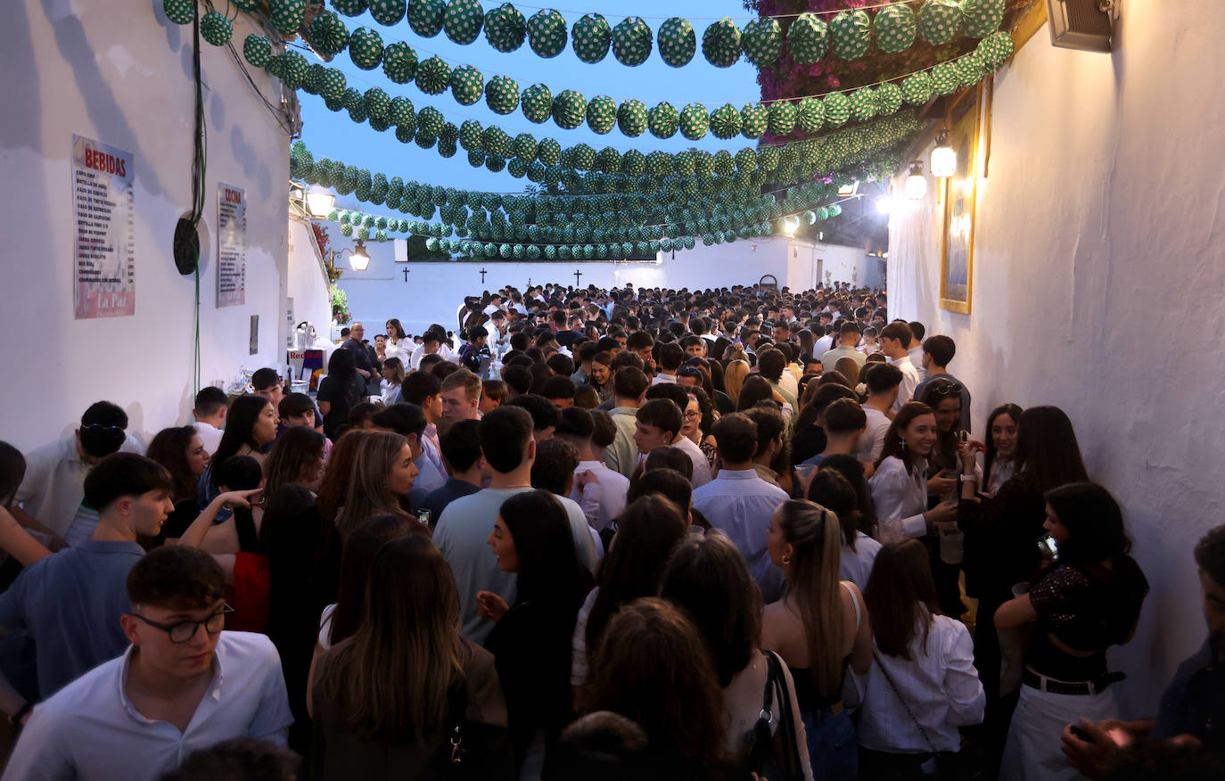 El ambiente nocturno en las Cruces de Mayo en Córdoba, en imágenes