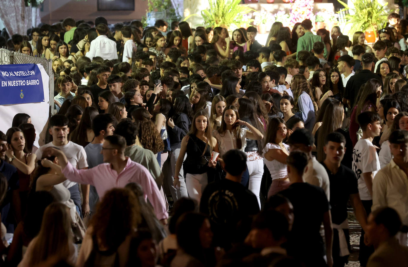 El ambiente nocturno en las Cruces de Mayo en Córdoba, en imágenes