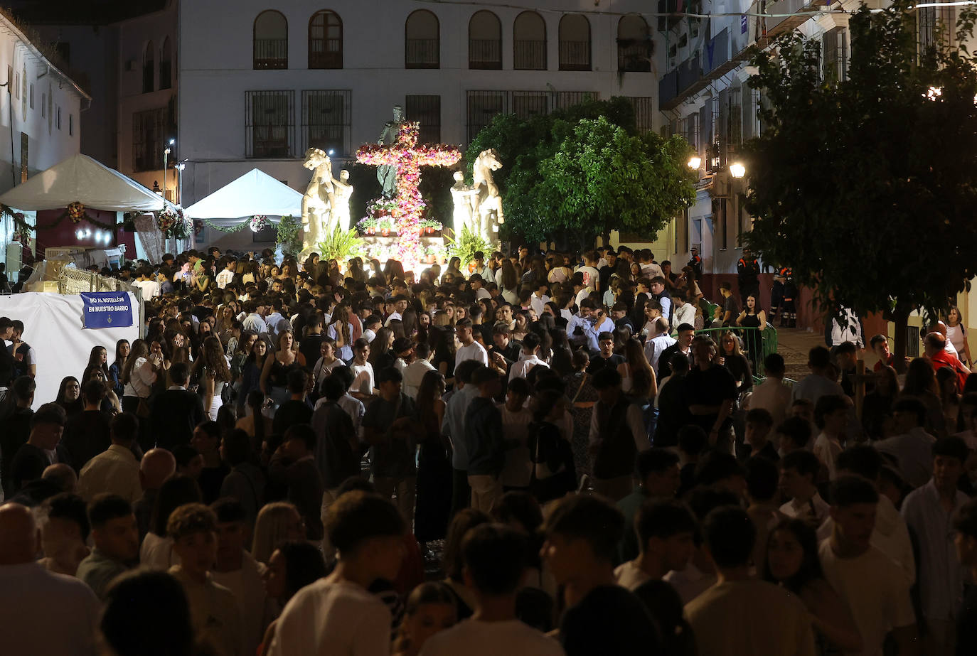 El ambiente nocturno en las Cruces de Mayo en Córdoba, en imágenes