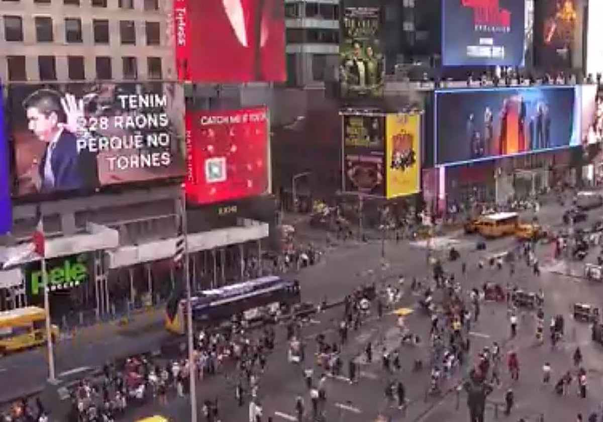 Mensaje contra el presidente valenciano Carlos Mazón en Times Square, Nueva York