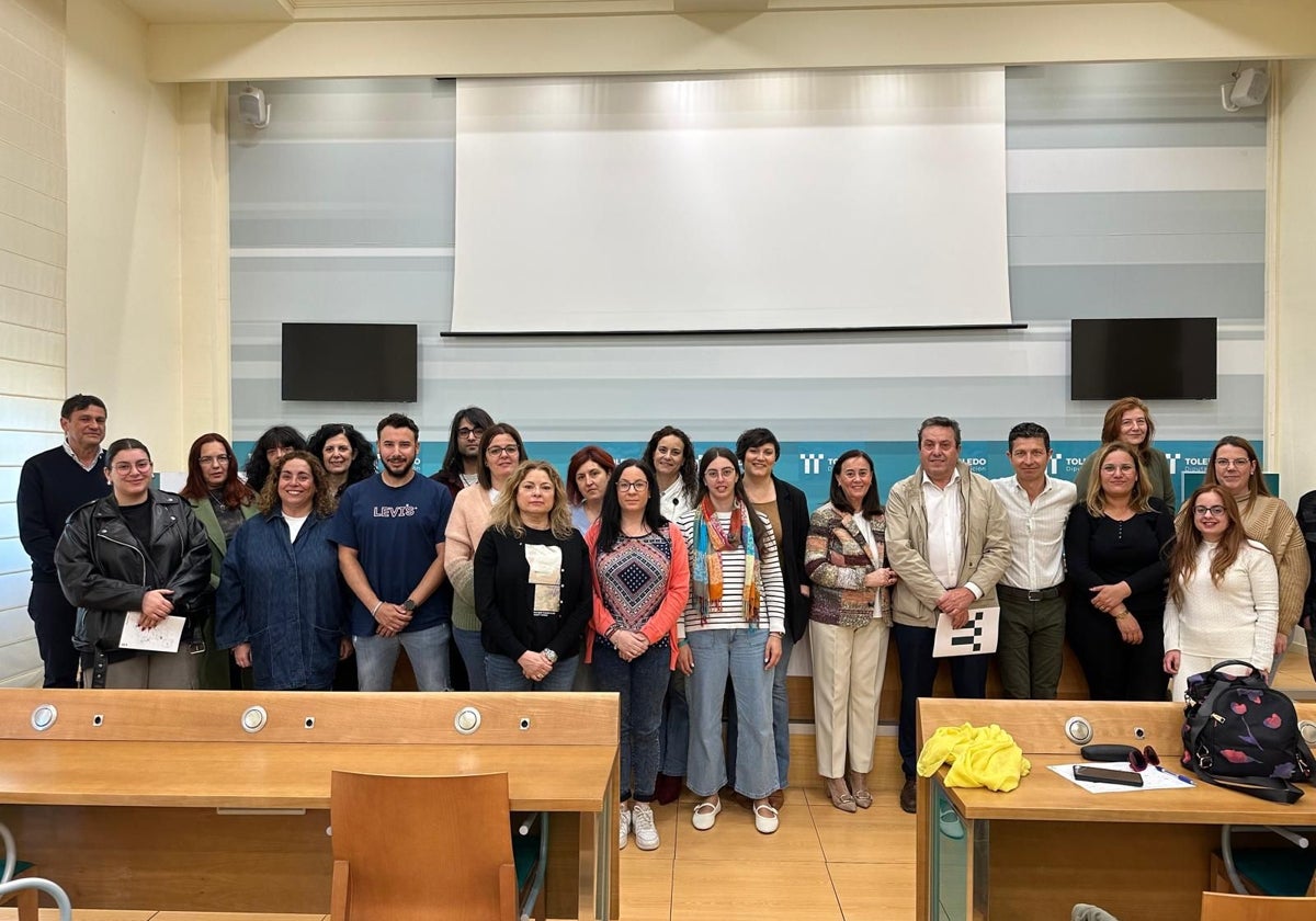 El diputado Pablo Barroso posa en la sala de prensa de la Diputación con los nuevos trabajadores
