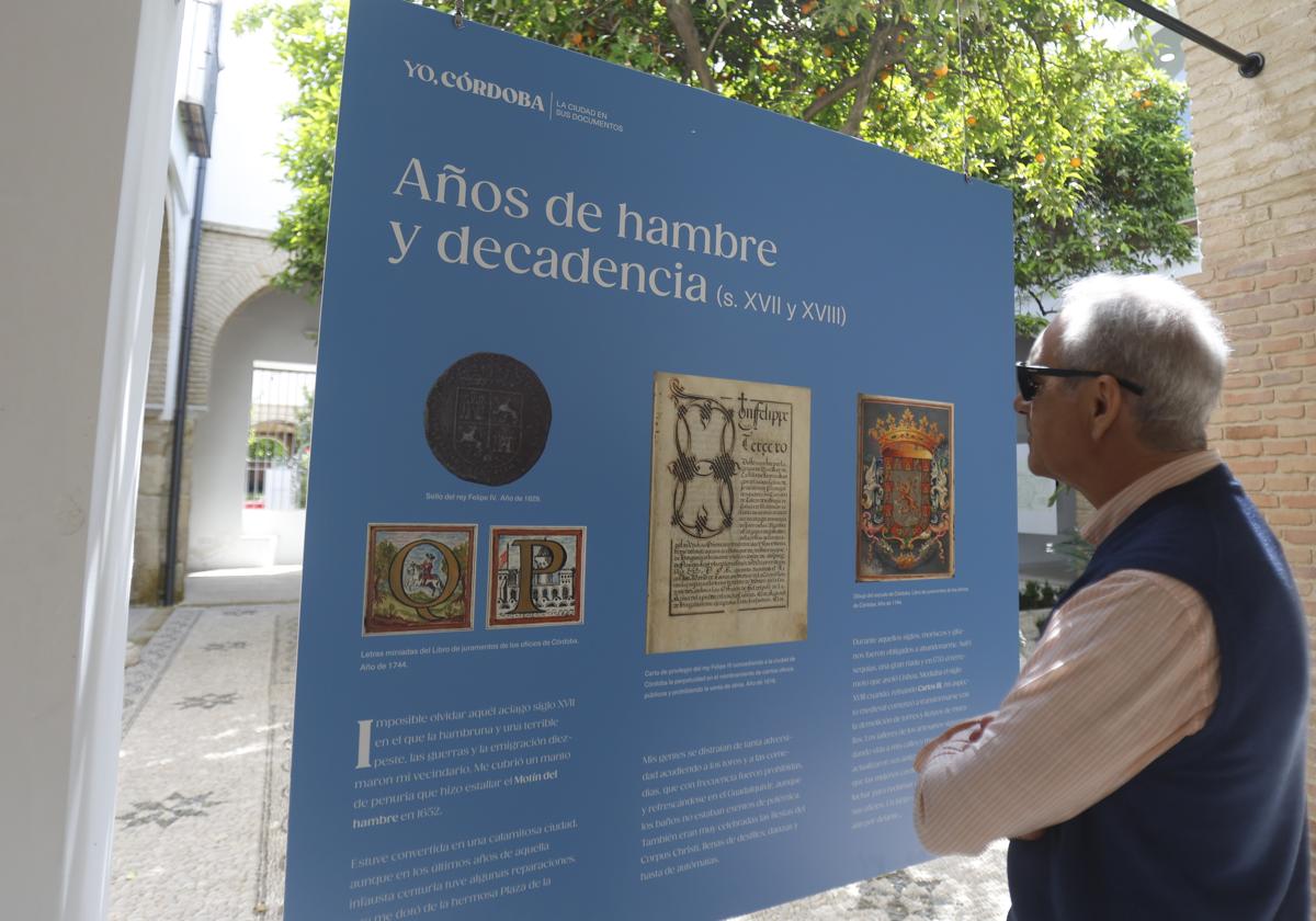 Un hombre mira una de los paneles de la muestra 'Yo, Córdoba'
