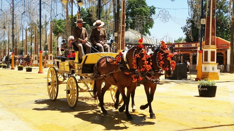 Imagen de un coche de caballos paseando por el Real de la Feria de Jerez