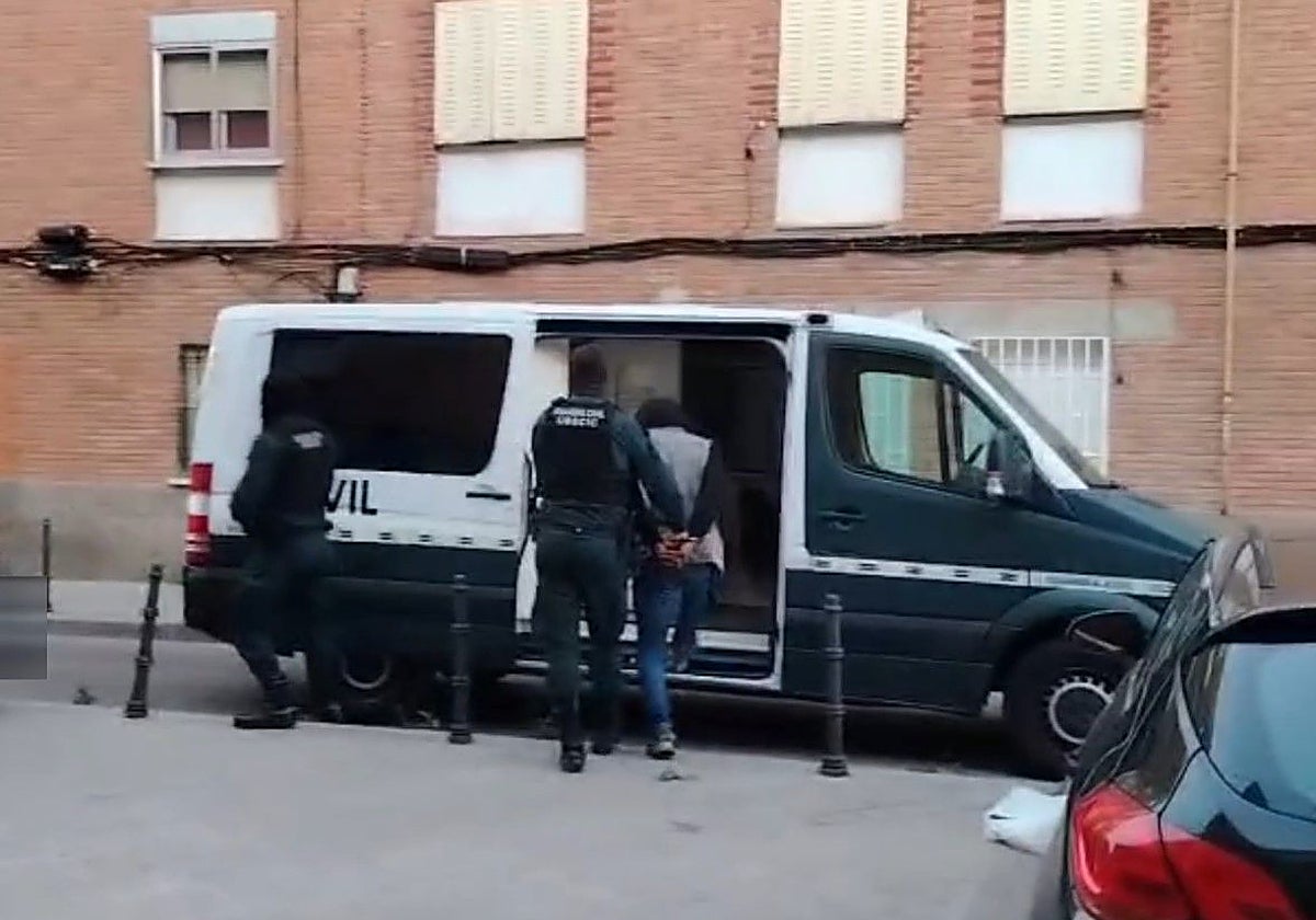 El momento de la detención del sospechoso del crimen que se ocultaba en Madrid