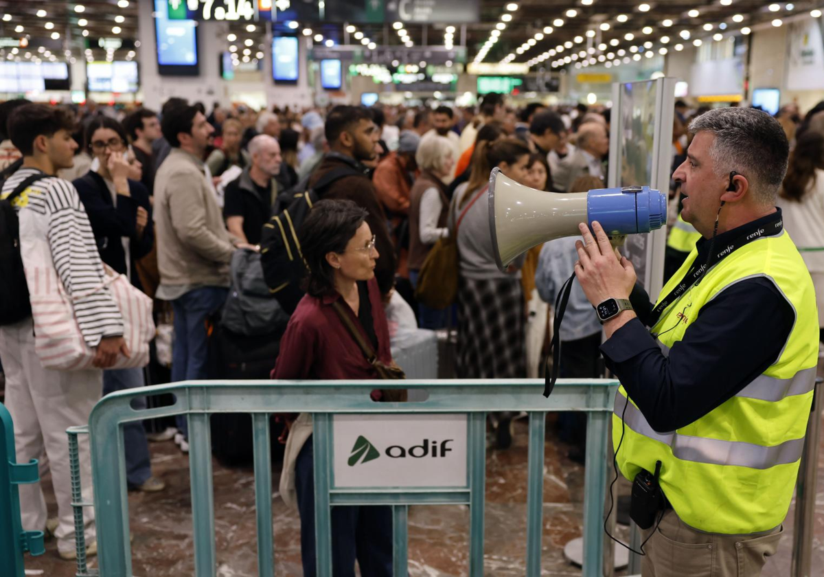 Usuarios del tren en la estación de Sants (Barcelona) esperando poder acceder a las vías