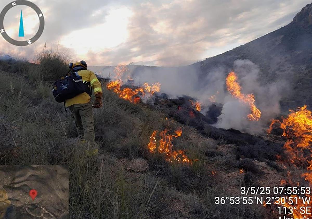 Incendio forestal en Huércal de Almería