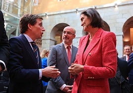 Almeida se mofa de Reyes Maroto tras confundir Montecarmelo con Montecarlo, el lujoso barrio del Principado de Mónaco