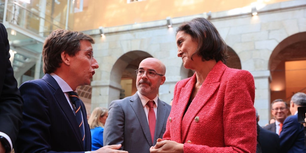 Almeida se mofa de Reyes Maroto tras confundir Montecarmelo con Montecarlo, el lujoso barrio del Principado de Mónaco