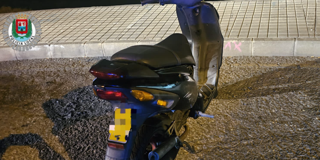 Detenidas dos personas, uno de ellos un menor fugado, por circular en una moto con matrícula falsa