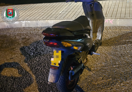 Detenidas dos personas, uno de ellos un menor fugado, por circular en una moto con  matrícula falsa