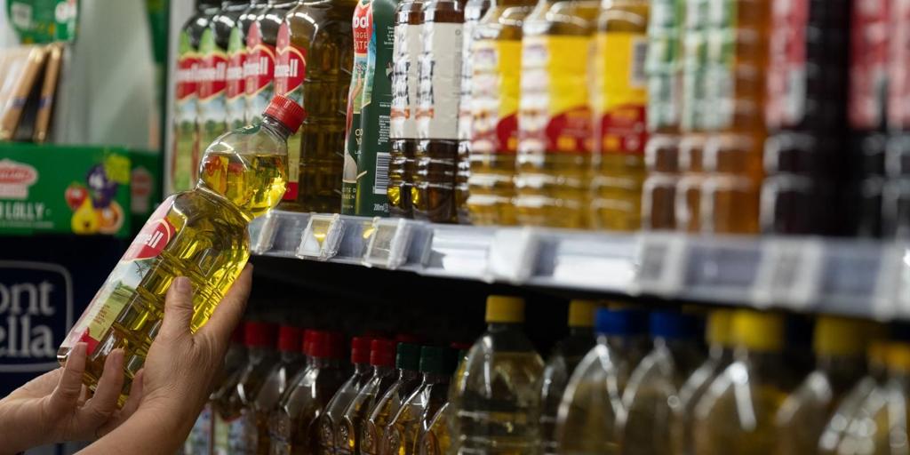 El precio en origen del aceite de oliva virgen extra cae un 50% en un año en Córdoba