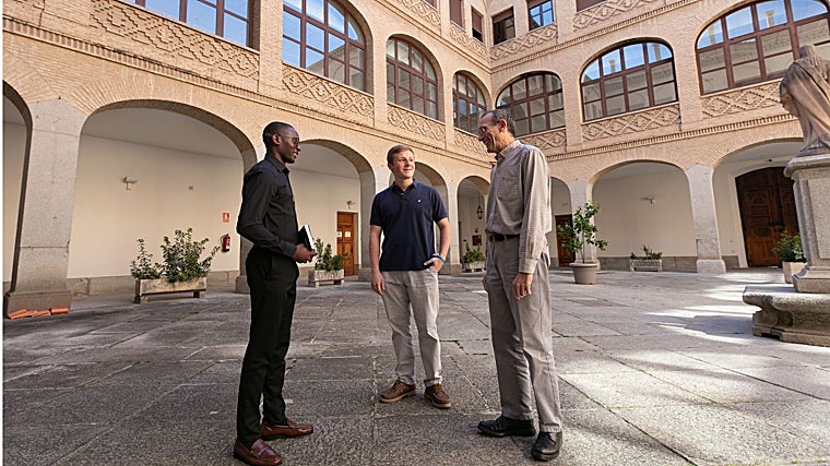 José Armando, Rodrigo y Antonio en el patio del seminario