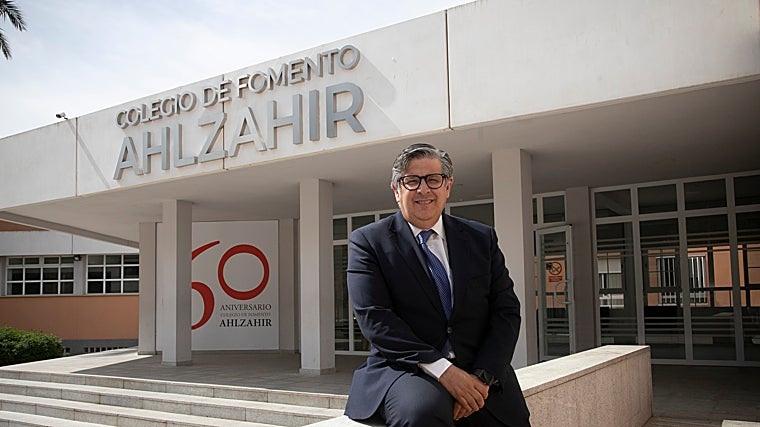 El director del centro, en las puertas del mismo