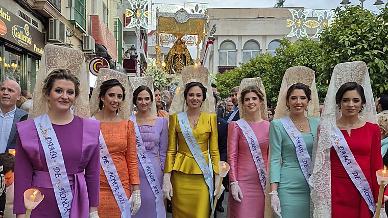Las damas de honor, delante del palio