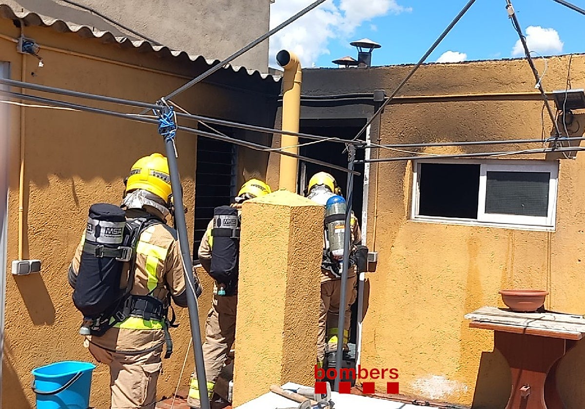 Efectivos de Emergencias durante un incendio, en una imagen de archivo