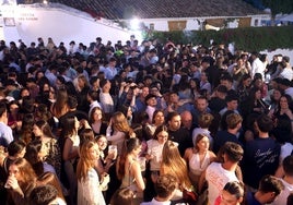 El nuevo plan de seguridad hace recular al botellon en las Cruces de Cordoba: 735 multas