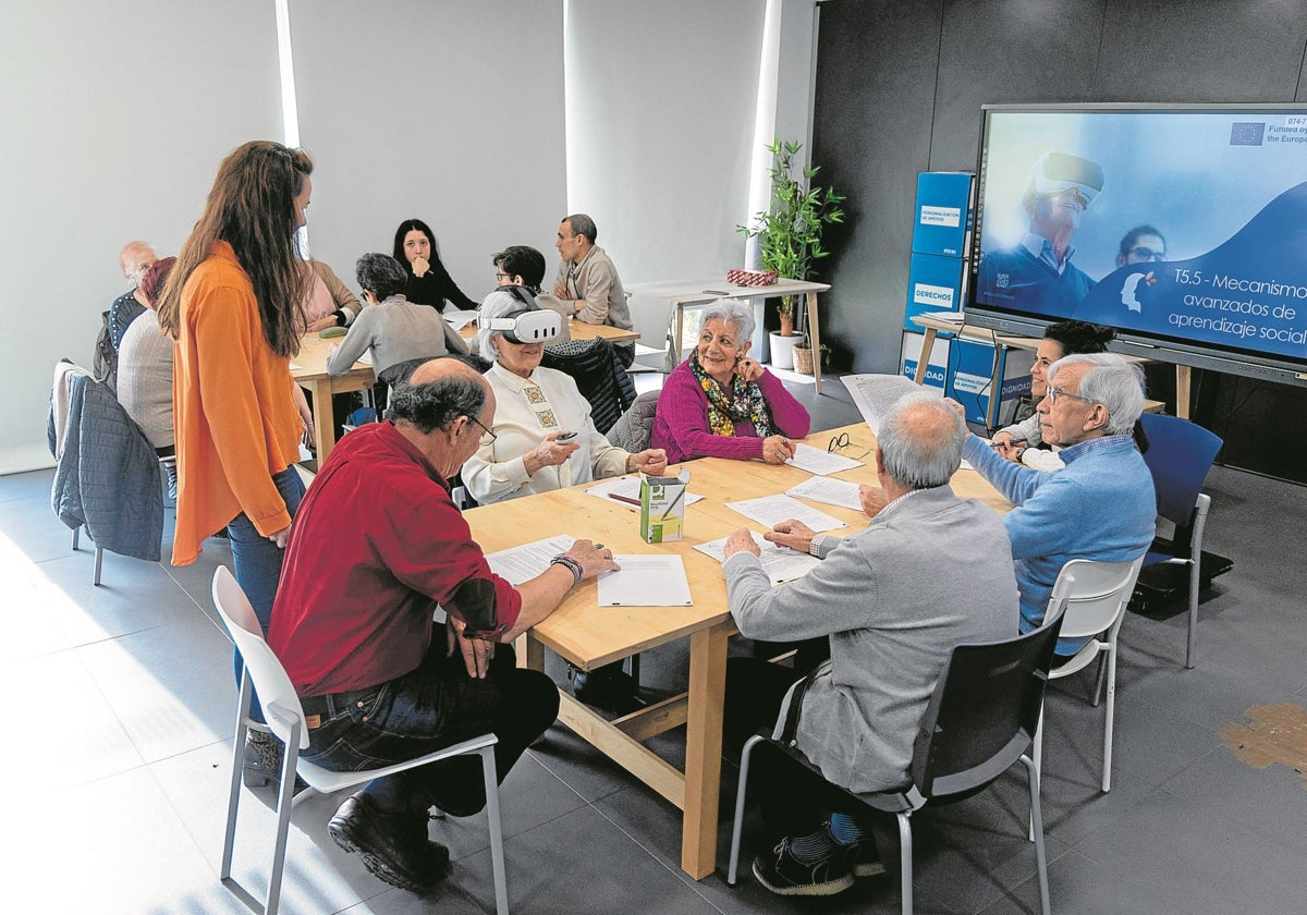 Reunión del 'Grupo de Expertos por Experiencia' en la sede que tiene Intras en Valladolid