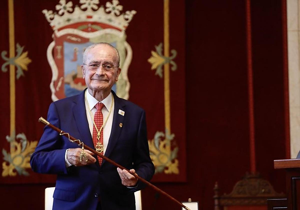 El alcalde de Málaga posa con el bastón de mando
