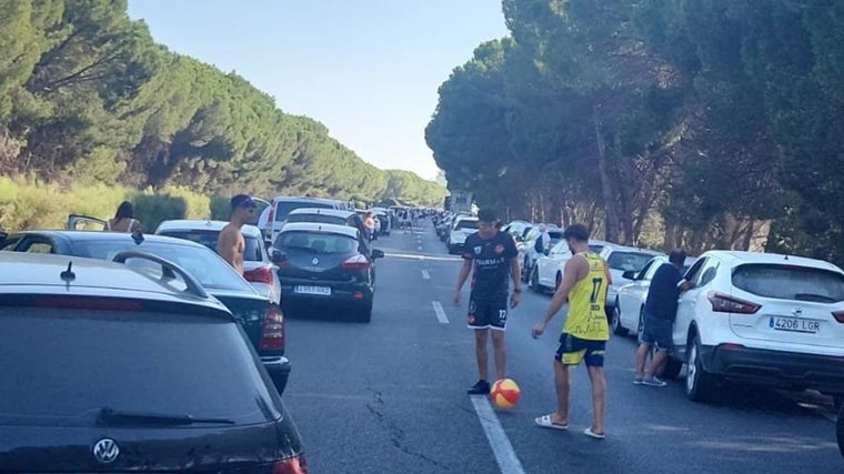 Dos veraneantes 'pelotean' durante el parón en la autopista.