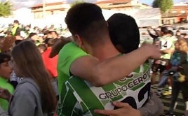 Dos jugadores celebran el ascenso