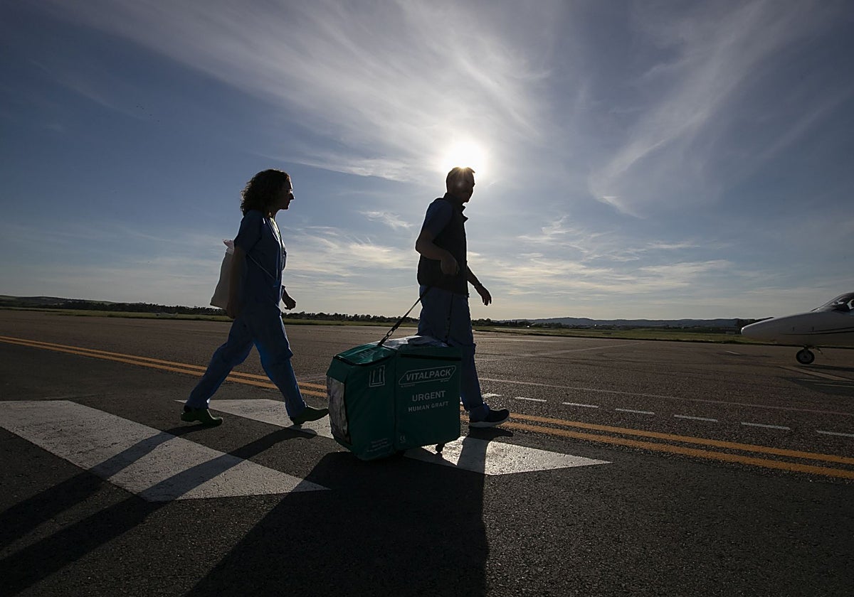Lucio Sartor y Lola Sillero, en busca del avión que los llevará al lugar en que deben extraer el órgano