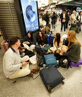 Imagen secundaria 2 - Varios viajeros aguardan en la estación de Atocha tras la demora de sus trenes