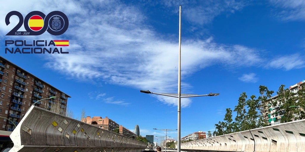 Un policía fuera de servicio evita que una joven de 20 años se suicide tirándose desde un puente en Barcelona