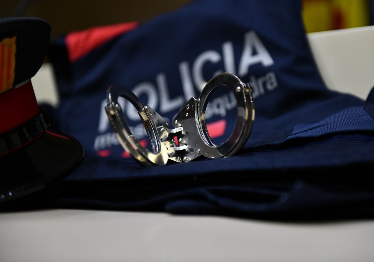 Esposas sobre un uniforme de la Policía catalana