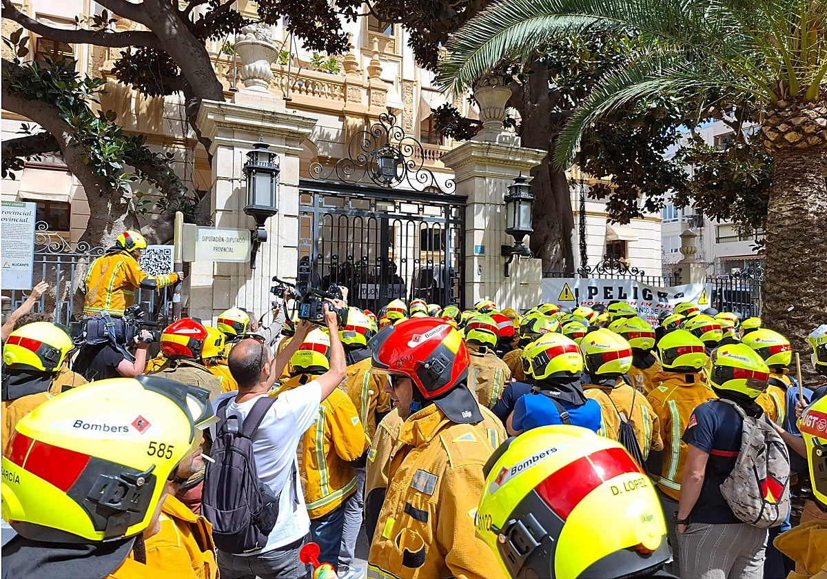 Bomberos protestan frente a la Diputación de Alicante y el presidente ...
