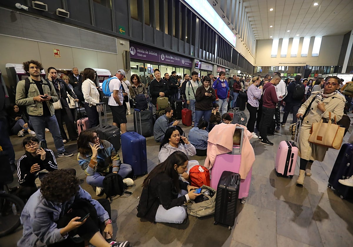 Viajeros esperando en la estación de Santa Justa