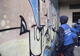 Grafiteros condenados a limpiar sus pintadas: «Es un alivio poder conmutar la multa»