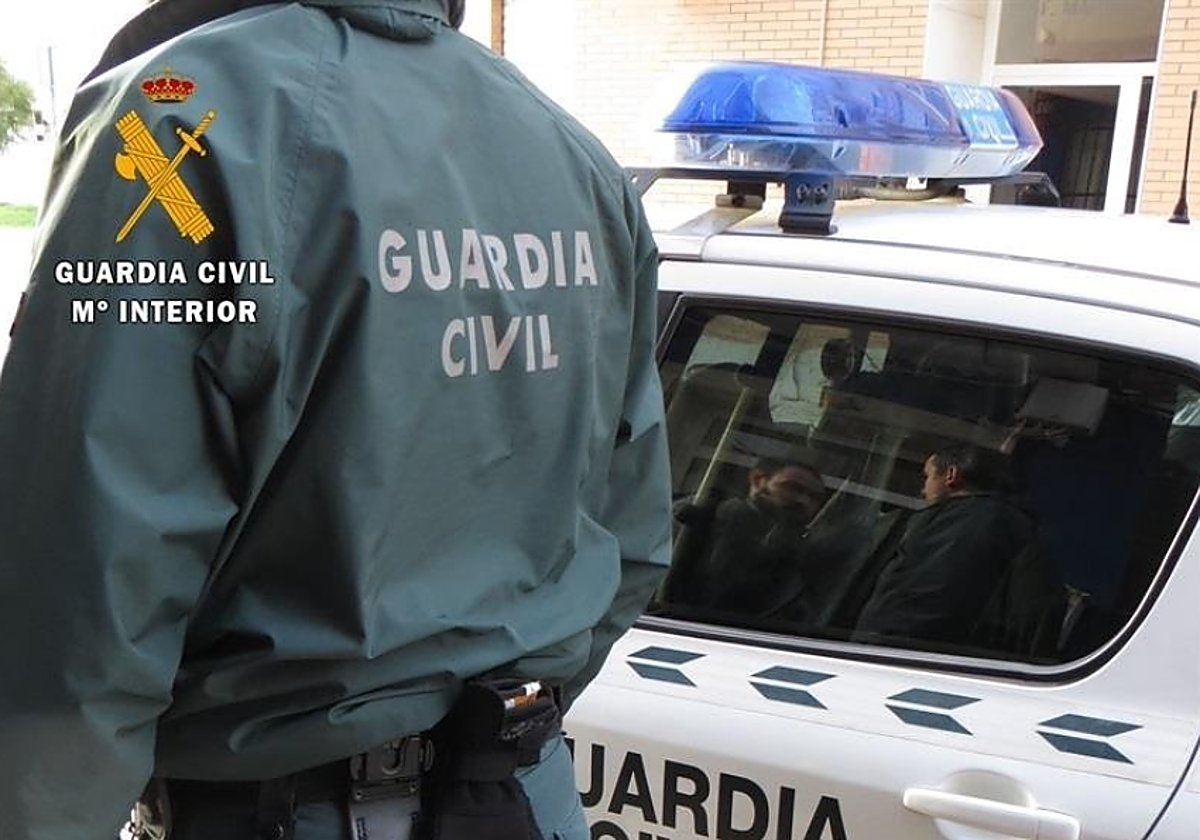 Agente uniformado en foto de archivo