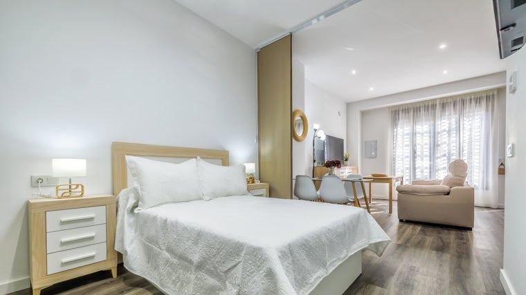 El dormitorio con la sala de estar de fondo