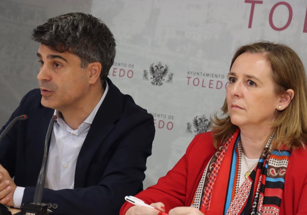 El portavoz municipal, Juan José Alcalde y la concejal de Obras, Loreto Molina