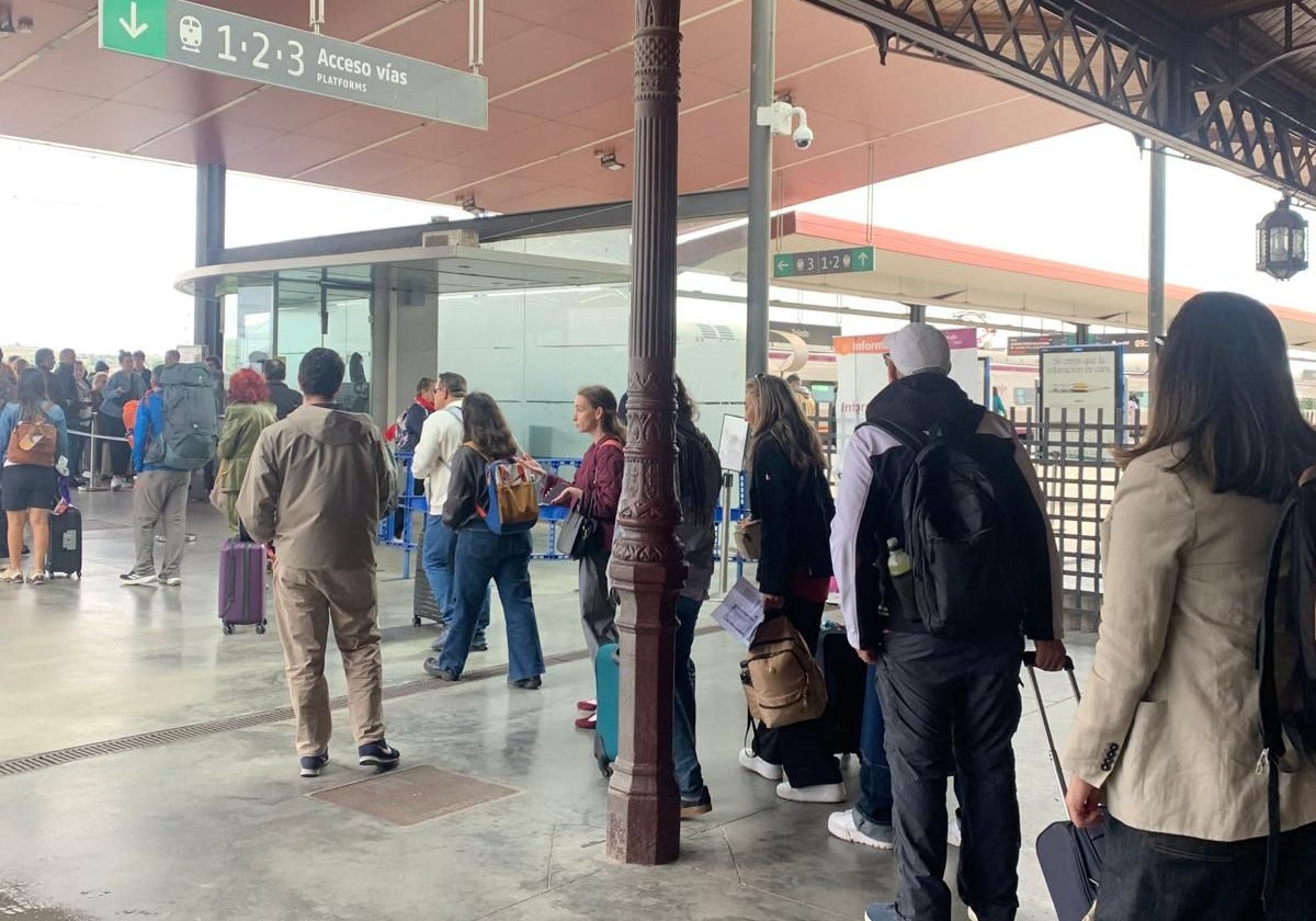 Pasajeros esperando en la estación de Renfe de Toledo a que se les reagrupe en un tren destino a Madrid