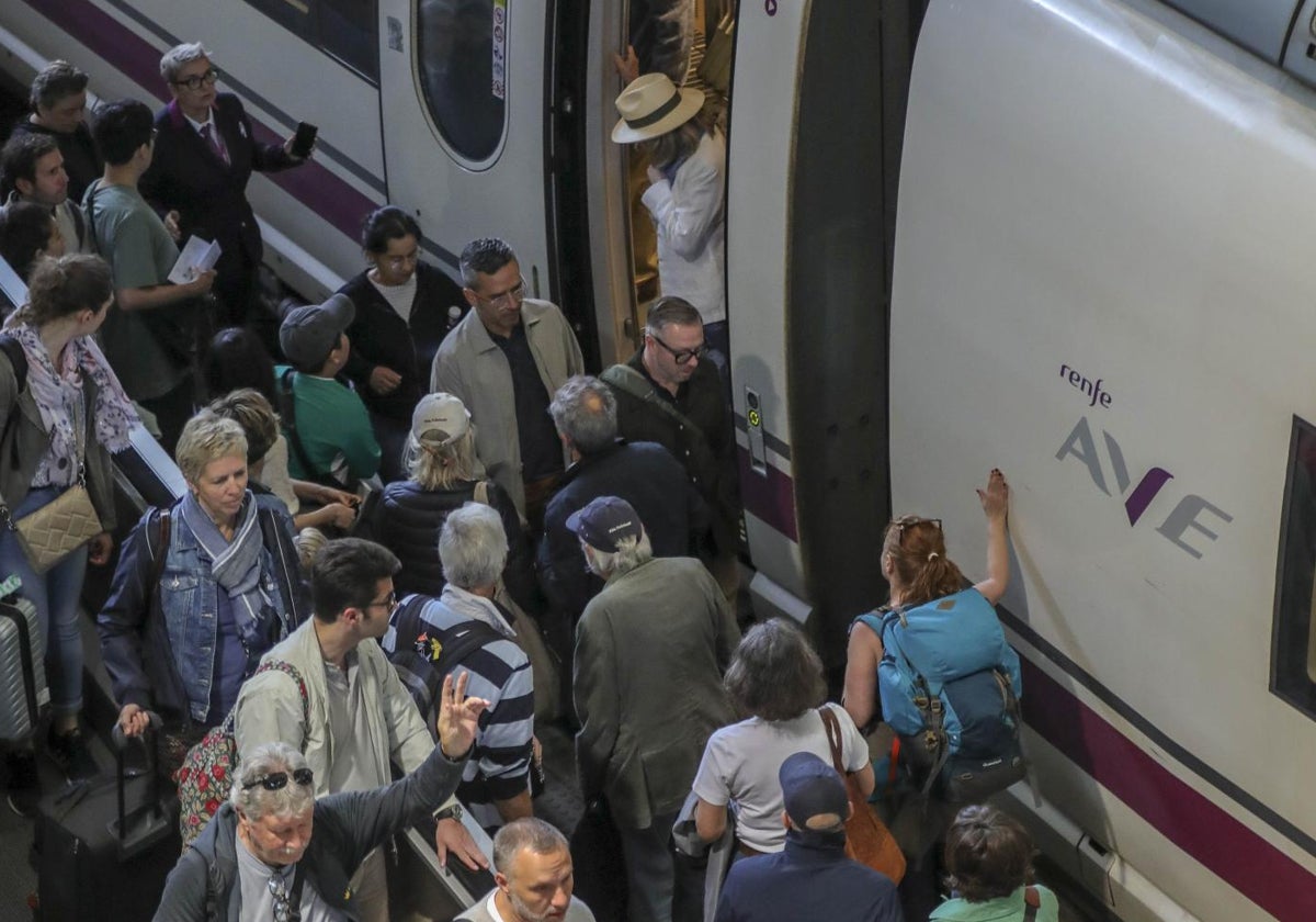 Viajeros en el andén de la estación del AVE