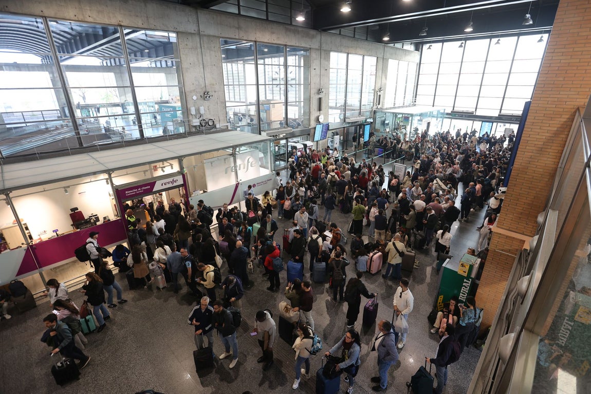El colapso en la estación de trenes de Córdoba tras el sabotaje de la línea Madrid-Sevilla