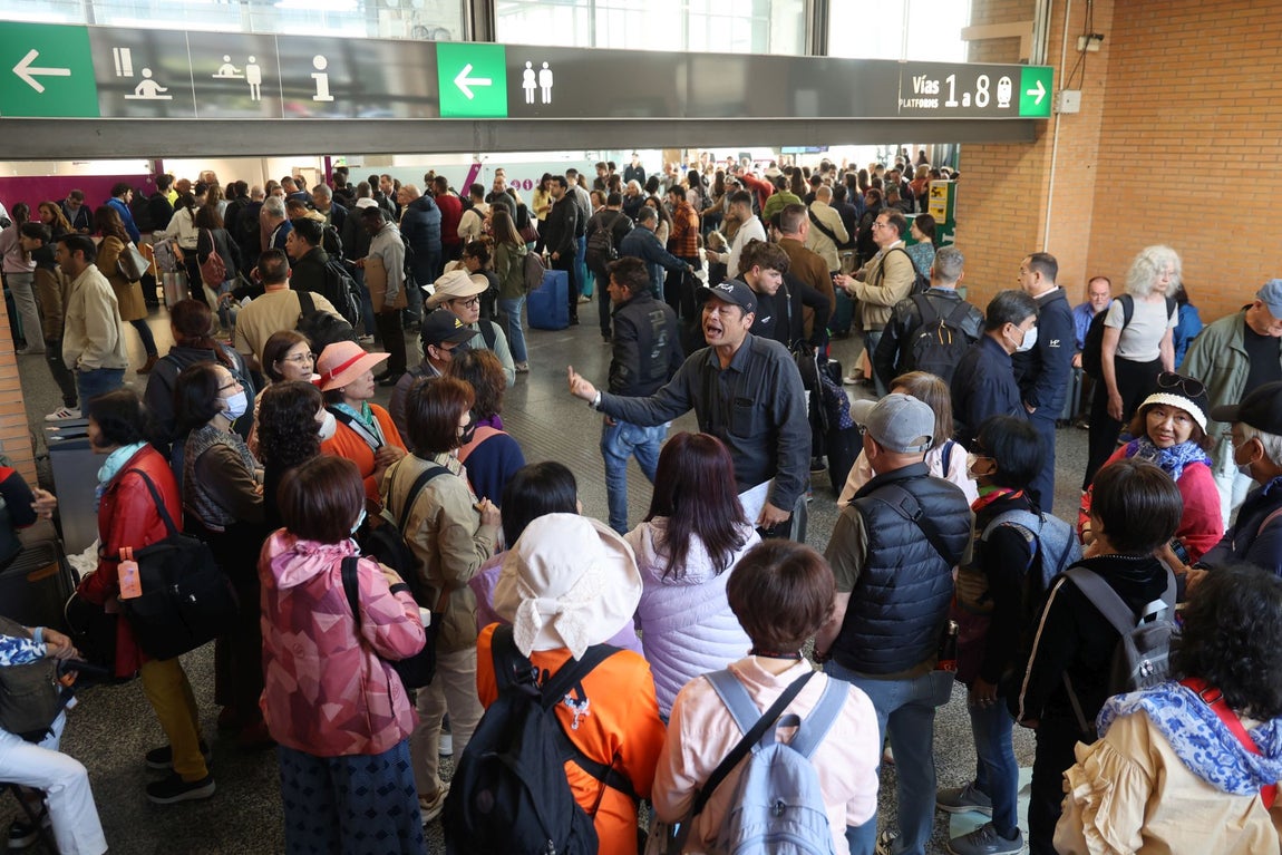 El colapso en la estación de trenes de Córdoba tras el sabotaje de la línea Madrid-Sevilla