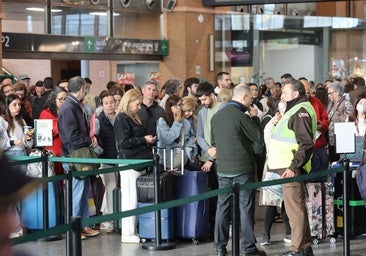El colapso en la estación de trenes de Córdoba tras el sabotaje de la línea Madrid-Sevilla