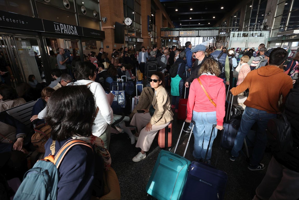 El colapso en la estación de trenes de Córdoba tras el sabotaje de la línea Madrid-Sevilla