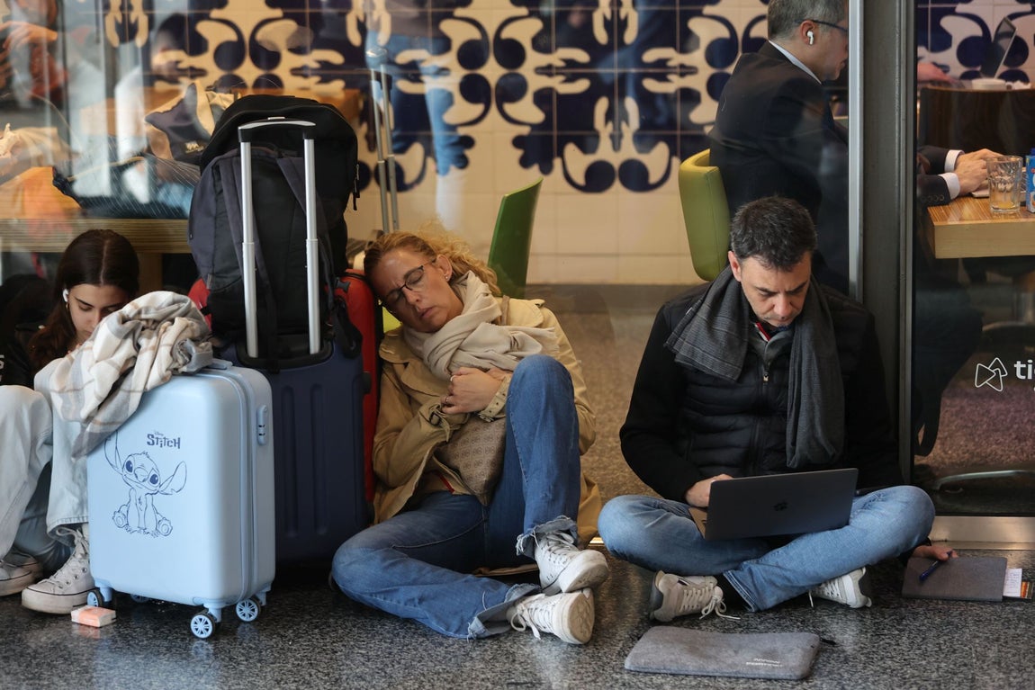 El colapso en la estación de trenes de Córdoba tras el sabotaje de la línea Madrid-Sevilla