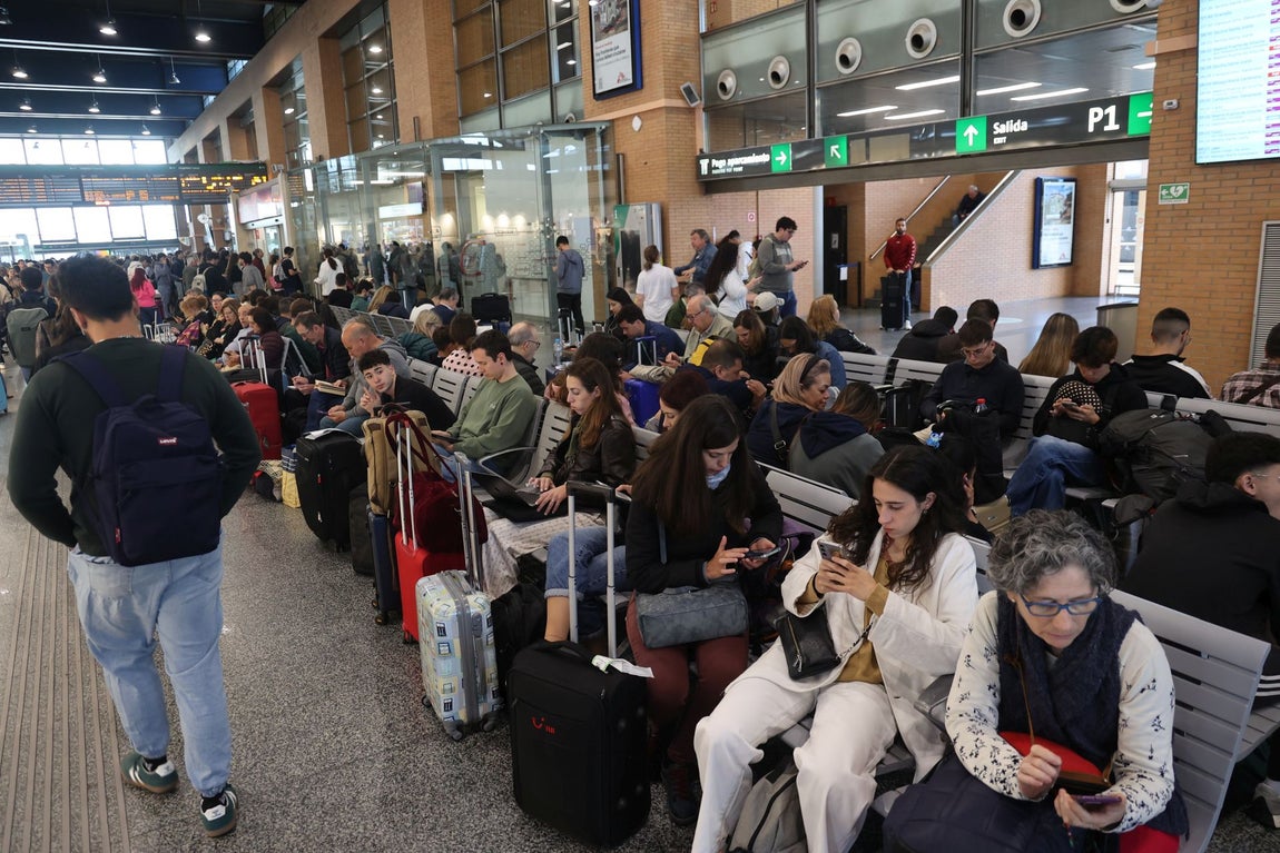 El colapso en la estación de trenes de Córdoba tras el sabotaje de la línea Madrid-Sevilla