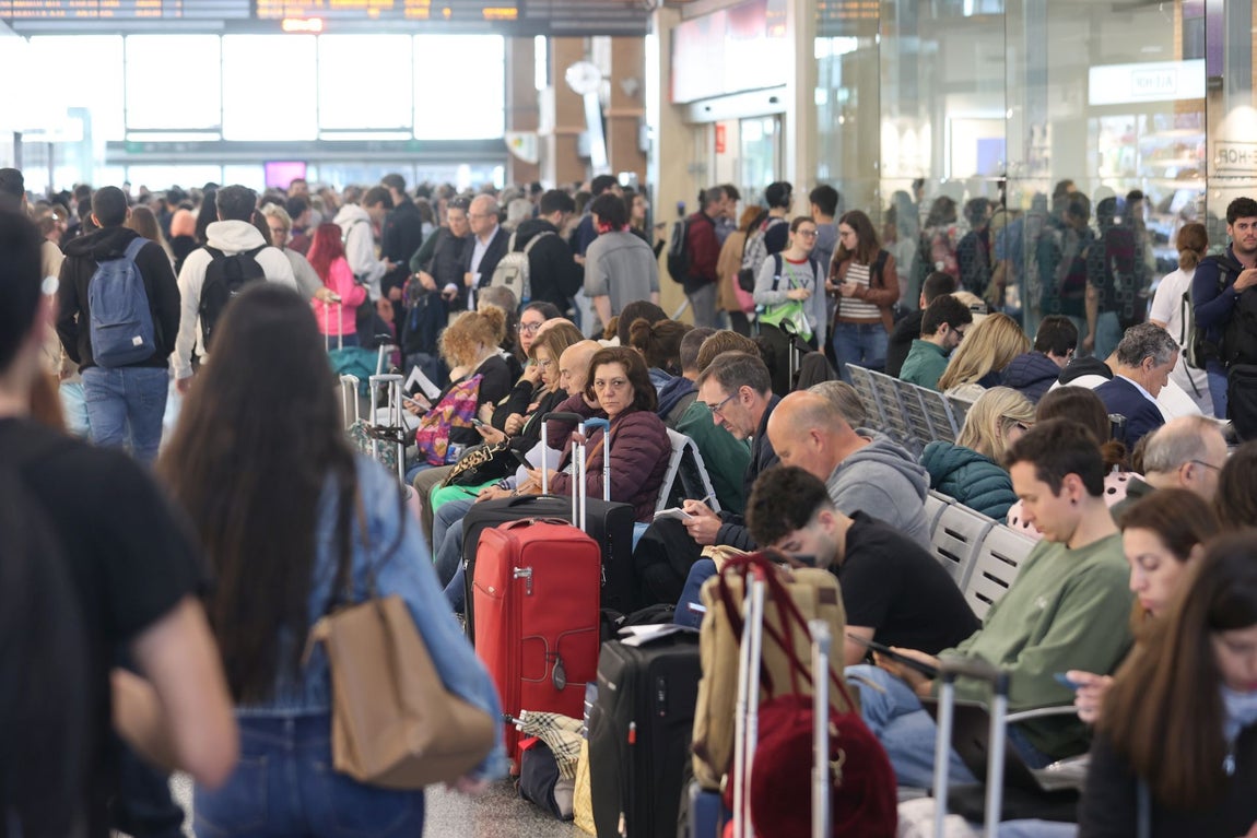 El colapso en la estación de trenes de Córdoba tras el sabotaje de la línea Madrid-Sevilla