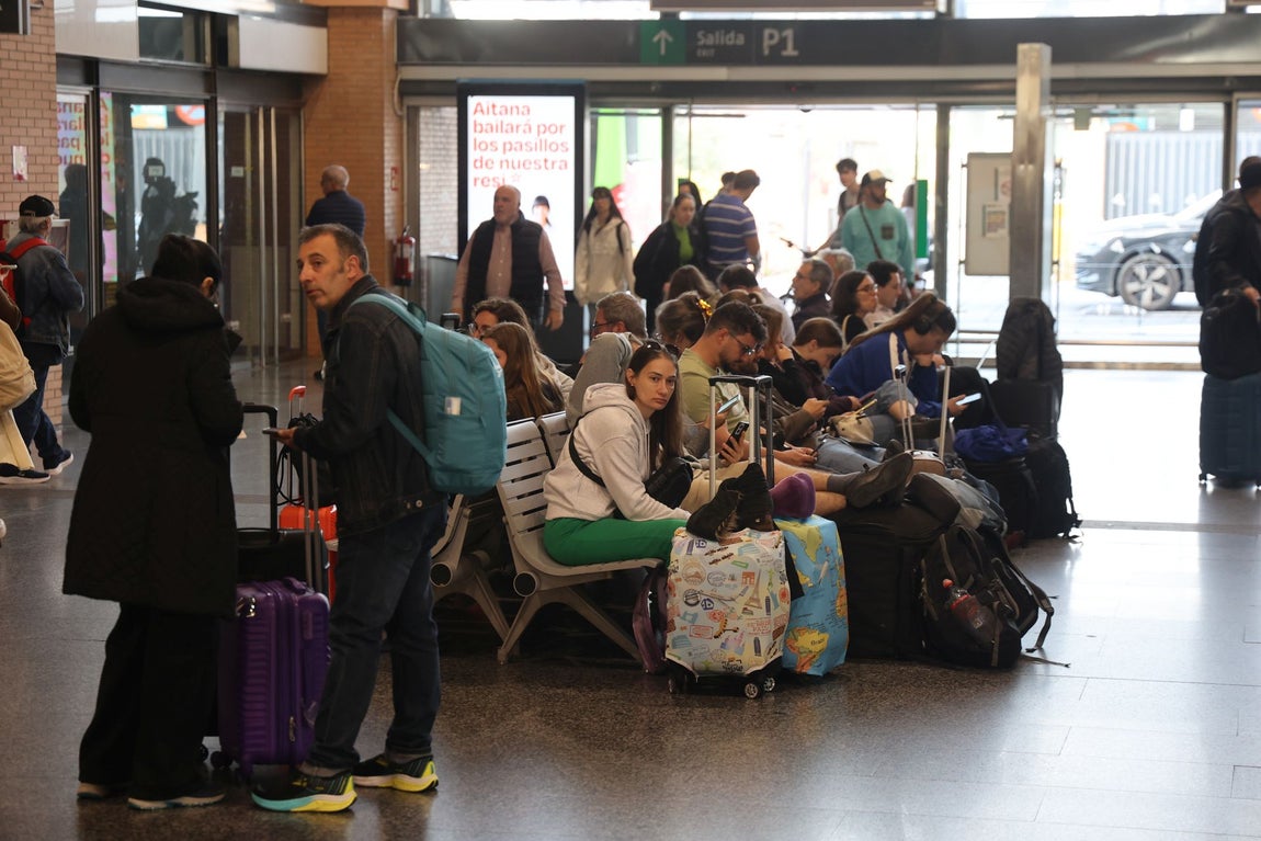 El colapso en la estación de trenes de Córdoba tras el sabotaje de la línea Madrid-Sevilla