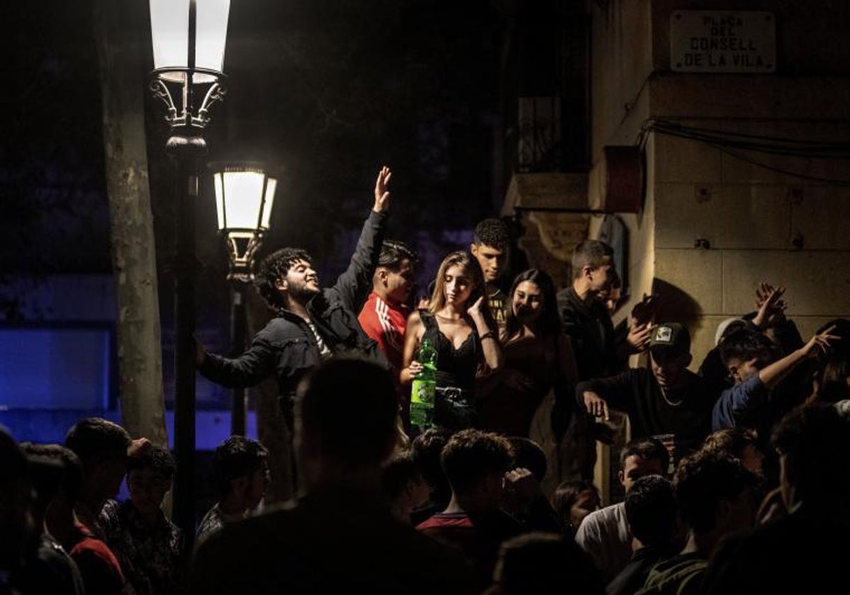 Concentración nocturna en una plaza de Barcelona, en una imagen de archivo